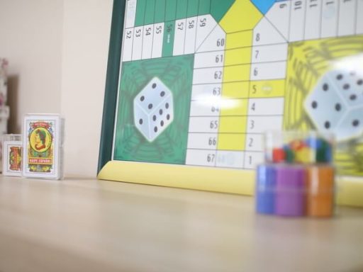 Tablero de juego con dados y fichas de colores en primer plano.