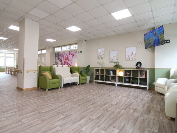 Imagen panorámica de sillones reclinables en el salón del local.